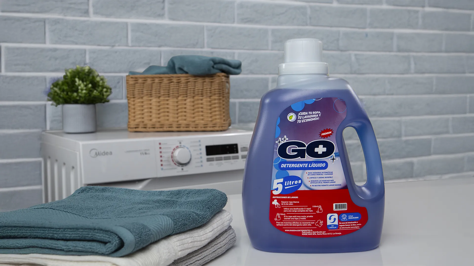Detergente GO+ Premium junto a lavadora — productos de uso doméstico e industrial